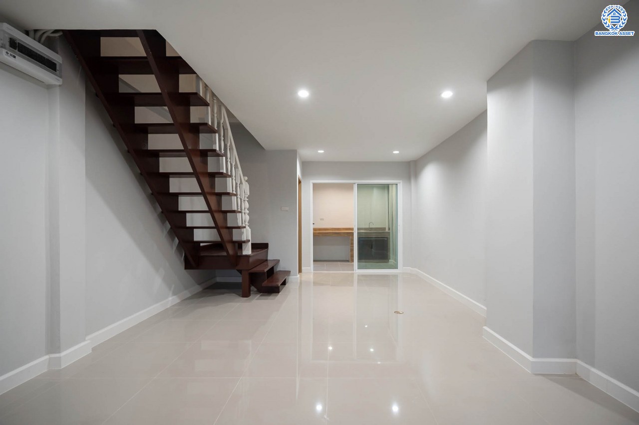 บ้านมือสองตกแต่งใหม่ ทาวน์เฮ้าส์ทำเลโซนเมือง! โครงการ เกร็ดแก้วการ์เด้น รัตนาธิเบศร์ ที่สุดของความคุ้ม เนื้อที่ 17 ตร.ว. พื้นที่ใช้สอย 116 ตร.ม. ฟังก์ชัน 2 ห้องนอน 2 ห้องน้ำ 1 ที่จอดรถ บนทำเลศักยภาพ ติดถนนรัตนาธิเบศร์ ใกล้ทางด่วน "งามวงศ์วาน" เซ็นทรัลรัตนาธิเบศร์ และรถไฟฟ้าสายสีม่วง "สถานีบางกระสอ"...